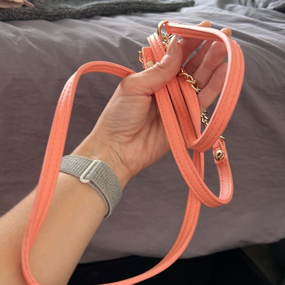 Adorable clutch that comes with shoulder strap. - Picture 3 of 3